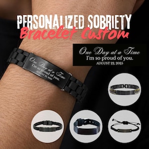 Könnte beinhalten: Ein schwarzes Metallgliederarmband mit einer gravierten rechteckigen Platte, die den Text One Day at a Time, I'm so proud of you, und AUGUST 22, 2025 trägt. Zusätzliche kreisförmige Einsätze zeigen Varianten, darunter ein geflochtenes Band.