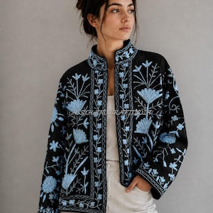 Giacca in cotone ricamata a mano con tecnica Suzani / Blazer boho nero con motivo floreale