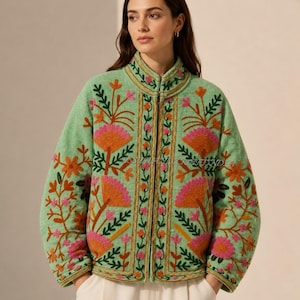 Handgefertigte Jacke aus Kaschmirwolle (Crewel) | Mintgrüne Blumenstickerei