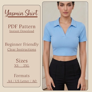 Puede incluir: Un top corto azul claro de manga corta con cuello. La camisa tiene una textura acanalada y se combina con pantalones negros. El texto a la izquierda dice "Yasmin Shirt", "PDF Pattern", "Beginner Friendly" y "Tallas XS 2XL".
