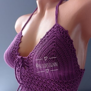 Pu&ograve; includere: Top halter in crochet viola con un laccio sul davanti. Il top ha un delicato motivo a pizzo ed &egrave; realizzato con un filato morbido e leggero. Il top &egrave; perfetto per una giornata estiva in spiaggia o una serata fuori con gli amici. @NZLDESIGNN