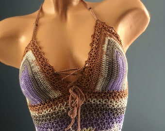 Puede incluir: Un top de halter tejido a crochet con un esquema de color marrón, morado y beige. El top tiene un cierre de encaje en la parte delantera y está hecho a mano. El texto "handmade by yarnisland" es visible en la parte inferior de la imagen.