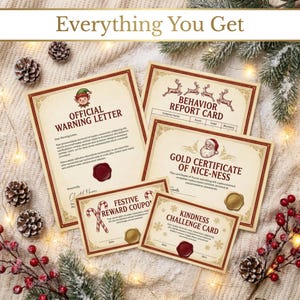 Puede incluir: Un conjunto de cuatro documentos navideños impresos que incluyen una carta de advertencia oficial con un elfo, un informe de comportamiento con renos, un certificado de bondad con Santa Claus, un cupón de recompensa y una tarjeta de desafío.