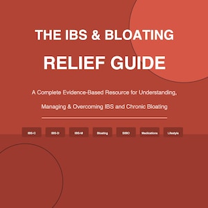 Puede incluir: Juego de tres tazas de cerámica con acabado moteado y mate. Las tazas son de color crema, gris claro y gris oscuro. Cada taza tiene un diseño simple y minimalista.