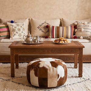 Rindsleder Pouf Ottomane – Handgefertigtes marokkanisches Bodenkissen, rustikaler Fußhocker, Western Boho Home Decor