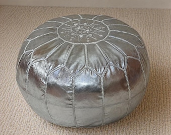 Puf otomano marroquí de cuero plateado hecho a mano, cojín de suelo con relieve geométrico