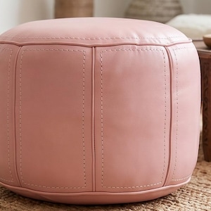 Handgjord rosa marockansk läderpuff, rund fotpall, bohemisk barnrumsinredning