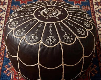 Puf marroquí de cuero color chocolate hecho a mano, taburete redondo bordado, decoración bohemia para sala de estar.