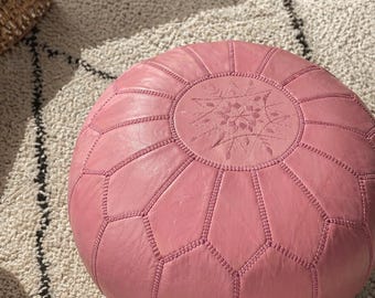 Puf otomano marroquí de cuero rosa – Taburete bereber hecho a mano, accesorio de estilo bohemio para el hogar