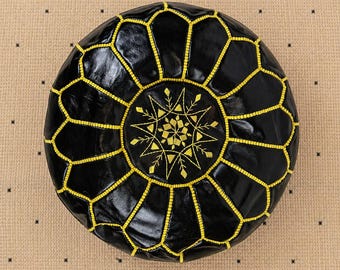 Puf marroquí de cuero negro y amarillo – Taburete otomano hecho a mano, decoración bohemia bereber