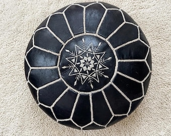 Puf marroquí de cuero negro – Otomana bereber hecha a mano, taburete de decoración bohemia para el hogar