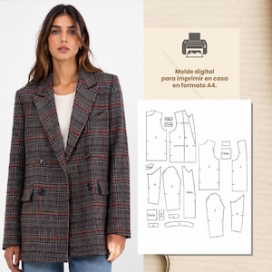 Puede incluir: Un blazer de cuadros de doble botonadura en tonos grises, rojos y negros. La imagen también muestra un patrón digital con el texto "Molde digital para imprimir en casa en formato A4."