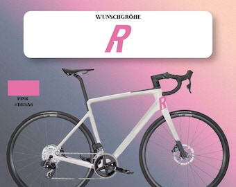 Könnte beinhalten: Ein weißes Rennrad mit einem rosa Buchstaben R als Rahmenaufkleber. Das Bild enthält den Text FAHRRAD RAHMENSTICKER, WUNSCHGRÖBE und ein rosa Farbfeld mit der Beschriftung PINK #E671A6. Das Fahrrad ist mit schwarzen Komponenten ausgestattet.
