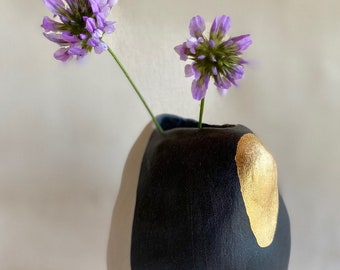 Vase en céramique, design organique noir (bleu profond) et blanc. Détail doré. Lustre.