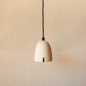 Handgemaakte keramische hanglamp – Minimalistische hanglamp van steengoed – Moderne binnenverlichting – Hedendaags interieur