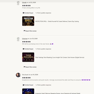 Puede incluir: Una interfaz digital que muestra tres rese&ntilde;as de clientes sobre servicios espirituales. Cada rese&ntilde;a incluye una calificaci&oacute;n de cinco estrellas, comentarios de texto y una imagen en miniatura para servicios titulados PROTECTION SPELL, THEIR FEELINGS y EXTREME PROTECTION.