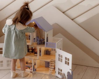 Casa de muñecas moderna de madera con muebles en tonos pastel / Apta para muñecas de hasta 14 cm