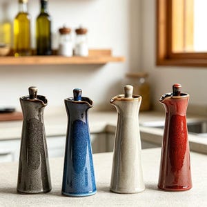 Bottiglia dosatrice per olio in ceramica con effetto maculato, contenitore minimalista per aceto e salsa di soia, versatore per olio d'oliva rustico fatto a mano, regalo accogliente per la cucina