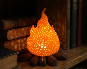 ゆらめくキャンプファイヤーLEDティーライトホルダー、高さ4インチ