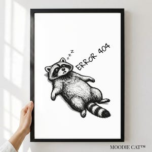 以下が含まれることがあります： 白黒の額入りプリントで、仰向けになって眠るアライグマの絵が描かれています。アライグマの上には「ERROR 404」という文字と3つの「Z」の文字があります。アライグマには縞模様の尻尾と詳細な毛並みが描かれており、シンプルな黒いフレームに入っています。