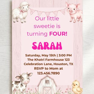 Pode incluir: Convite de aniversário rosa com animais da quinta e texto. O convite apresenta uma ovelha, um porco, uma vaca e um pintinho, com o texto "Our little sweetie is turning FOUR!" e detalhes do evento.