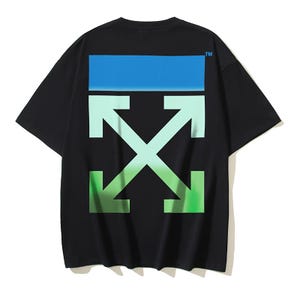 Peut inclure: Un t-shirt noir à manches courtes avec un grand motif au dos. Le design se compose d'un rectangle horizontal bleu uni au-dessus d'un grand symbole de flèche qui passe du vert menthe clair en haut au vert citron vif en bas du motif.