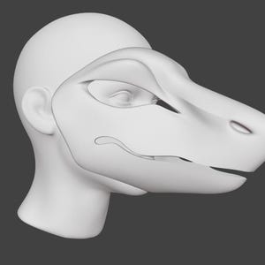 Puede incluir: Una máscara blanca y estilizada que representa la cabeza de una criatura reptiliana, con un hocico largo, cuencas oculares y una mandíbula inferior curvada. La máscara está diseñada para colocarse sobre una cabeza humana, con una oreja visible. Para cosplay o disfraces.