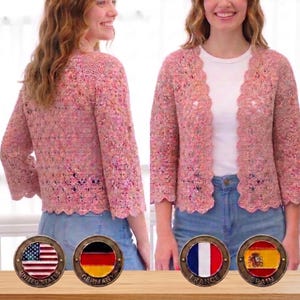 Pode incluir: Um casaco de crochê rosa multicolorido com mangas três quartos e uma borda recortada. A peça apresenta um design aberto na frente com um padrão delicado semelhante a renda, usado sobre uma camiseta branca lisa.