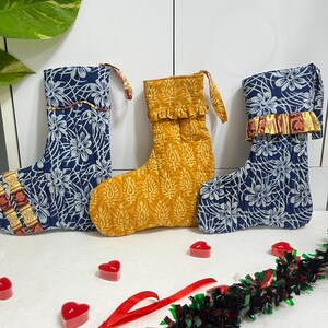 Quiltade julstrumpor i bomull | Handgjord juldekoration med blocktryck