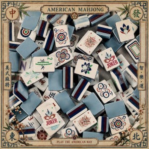 Pode incluir: Uma coleção de peças de Mahjong americano composta por peças retangulares brancas e azul-claras com vários designs coloridos, incluindo padrões florais, círculos geométricos e peças com a etiqueta JOKER, tudo emoldurado por uma borda decorativa.