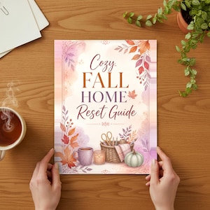 Może przedstawiać: Prostokątny przewodnik zatytułowany Cozy FALL HOME Reset Guide z akwarelowymi ilustracjami jesiennych liści, kubka, plecionego koszyka z narzędziami i dyni. Projekt utrzymany jest w delikatnych odcieniach pomarańczu, fioletu i brązu.