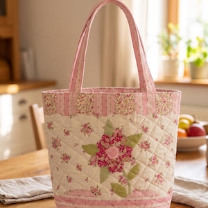 Molde para costura de bolsa tote acolchoada, patchwork floral em PDF para download, tutorial de bolsa tote com blocos de patchwork, bolsa cottagecore em PDF, bolsa vintage com apliques.