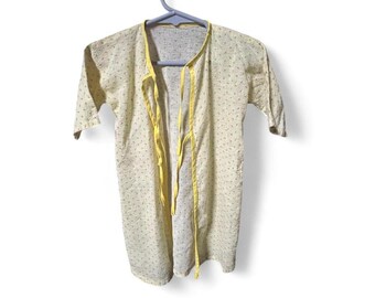 Bata de hospital vintage de los años 70, hecha a mano, talla 2T, amarilla y blanca con estampado floral.