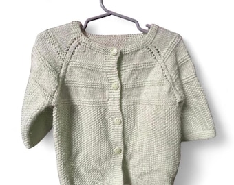 Cárdigan unisex de color verde pastel claro, hecho a mano, talla 3T, con botones de carita sonriente.