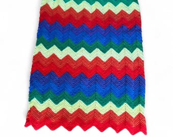 Adorable manta vintage tejida a mano con rayas en zigzag y arcoíris para niños pequeños o para el regazo.