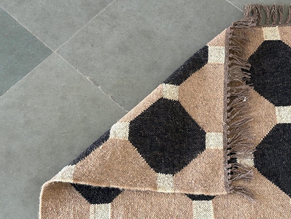 Handwoven Wool Geometric Rug – Black Tan Octagon Flatweave Kilim (8x10)
