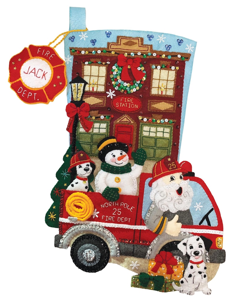 Pu&ograve; includere: Una calza di Natale con un camion dei pompieri rosso, un pupazzo di neve, cani dalmata e Babbo Natale. La calza presenta un design di caserma dei pompieri con il testo "Fire Dept." e "North Pole 25 Fire Dept."