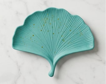 Vassoio a forma di foglia di Ginkgo in Jesmonite – Portagioie color verde acqua / Decorazione botanica fatta a mano / Vassoio da toeletta