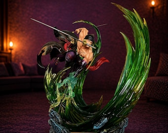 Pode incluir: Estatueta detalhada de um personagem da série de anime One Piece. A figura está em pose dinâmica com três espadas, rodeada por efeitos de energia verde. A base apresenta o logotipo One Piece.