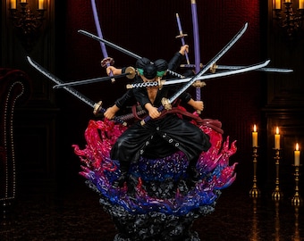 Pode incluir: Estatueta detalhada de um personagem empunhando várias espadas, numa pose dinâmica. A figura está vestida com roupa preta, com espadas de vários comprimentos e cores. A base apresenta chamas vibrantes vermelhas, roxas e azuis.