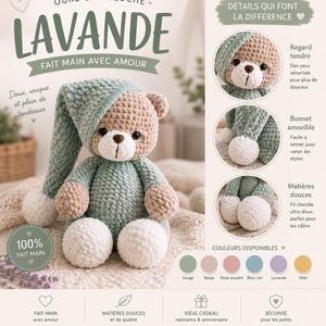 Peut inclure: Un ours en peluche crocheté avec une tête beige, un corps vert sauge et des pieds blancs. L'ours porte un long bonnet de nuit vert sauge avec un pompon blanc. Le texte sur l'image inclut "OURS EN PELUCHE LAVANDE FAIT MAIN AVEC AMOUR" et "100% FAIT MAIN" ainsi que des options de couleurs et des détails.