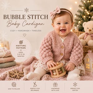 Peut inclure: Un gilet pour bébé en tricot rose poudré avec une texture en point bulles, une encolure en V et deux boutons en bois. Le vêtement est présenté avec le texte BUBBLE STITCH Baby Cardigan, KNITTING PATTERN et les tailles 3-6-12-18 mois.