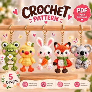 Peut inclure: Un modèle de crochet PDF numérique présentant cinq porte-clés animaux : une grenouille verte avec une fleur, un poussin jaune, un lapin blanc avec une carotte, un renard orange avec une écharpe verte et un koala gris tenant une feuille.