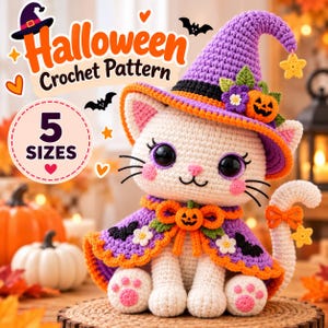 Peut inclure: Un chat crocheté blanc portant un chapeau de sorcière violet avec une bande noire, une petite citrouille et des fleurs. Le chat porte une cape violette assortie avec une attache citrouille orange, des motifs de chauves-souris et des fleurs blanches.