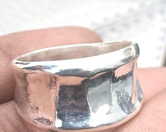 Brede gehamerde sterlingzilveren bandring, dikke organische statementring voor heren en dames