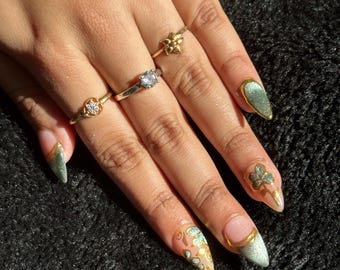 Unghie finte verdi effetto occhi di gatto con motivo floreale e dettagli cromati dorati / Unghie finte di lusso / Unghie in gel fatte a mano