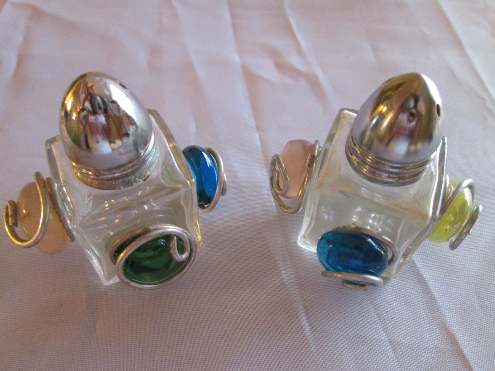 Mod Kitsch Tiny Salt and Pepper Shakers con Cabujones de Etsy México