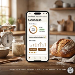 Könnte beinhalten: Ein Smartphone zeigt das Dashboard "NicheForge Sourdough Journal", mit einem Brotlaib und Zutaten auf einer Holzoberfläche. Der Bildschirm zeigt den Starterstatus, die Gesundheit und Aktivitätsdiagramme. Der Text unten lautet "DIGITAL SOURDOUGH JOURNAL • TRACK, REFINE, PERFECT YOUR BAKE."