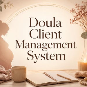Puede incluir: Imagen de tonos cálidos con el texto "Doula Client Management System". Una silueta de una persona embarazada está a la izquierda. Una taza, un cuaderno y una vela están sobre una superficie de madera. Elementos decorativos: flores y un jarrón.