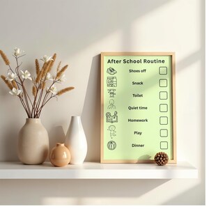 Può includere: Un grafico "Routine dopo la scuola" incorniciato con sfondo verde chiaro e cornice in legno. Il grafico include icone illustrate e testo per varie attività come "Togli le scarpe", "Merenda" e "Compiti".